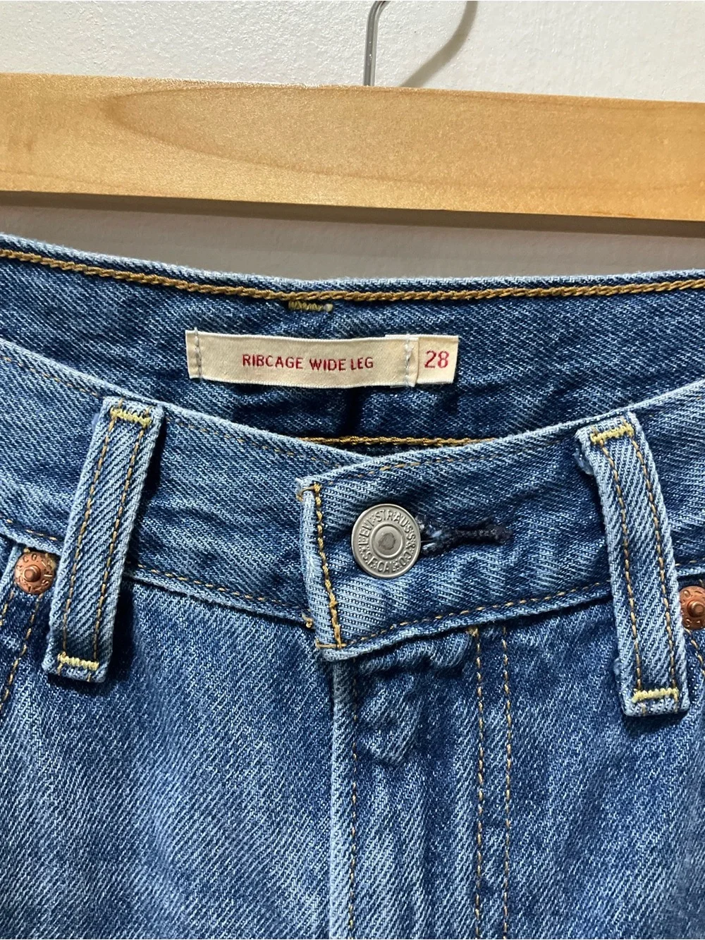 Levi's Women's Ribcage Wide Leg Size 28